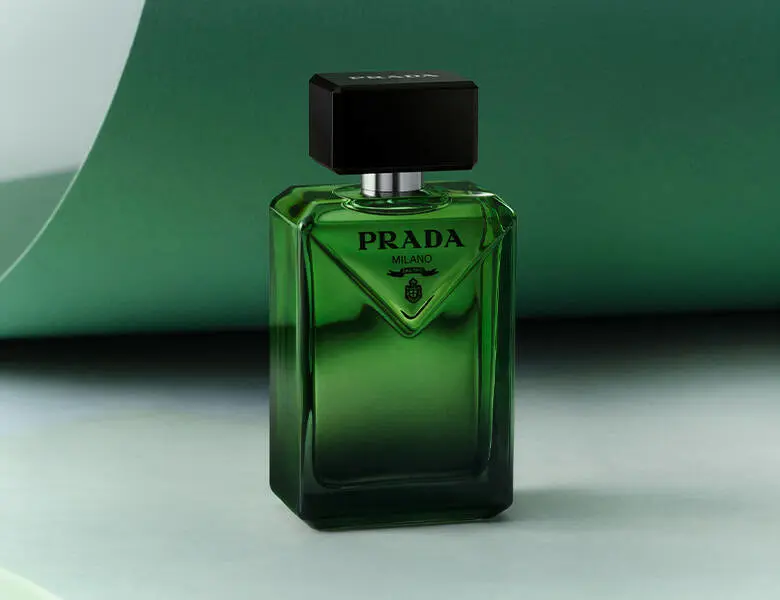 Her ses en grøn baggrund med en grøn Prada parfume til mænd på.