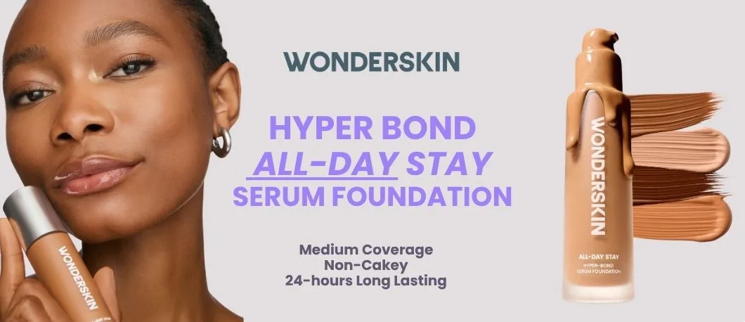 Her ses et kampagnebillede fra Wonderskin med en person, der holder en foundationflaske ved ansigtet. Til højre vises Hyper Bond All-Day Stay Serum Foundation sammen med foundationstrøg i forskellige nuancer. Midt på billedet står teksten “Hyper Bond All-Day Stay Serum Foundation” samt produktfordelene “Medium Coverage”, “Non-Cakey” og “24-hours Long Lasting”.