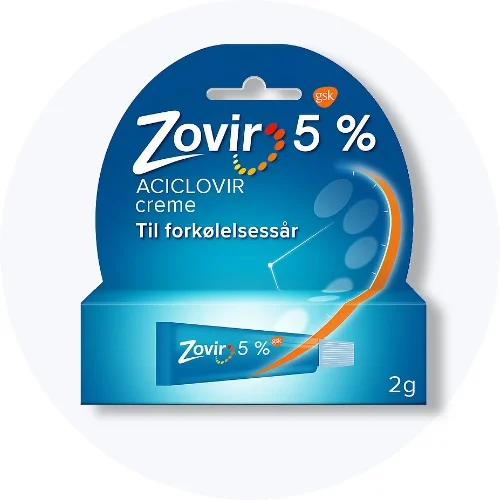 Zovir 5 % aciclovir creme mod forkølelsessår i blå emballage på lys grå baggrund.