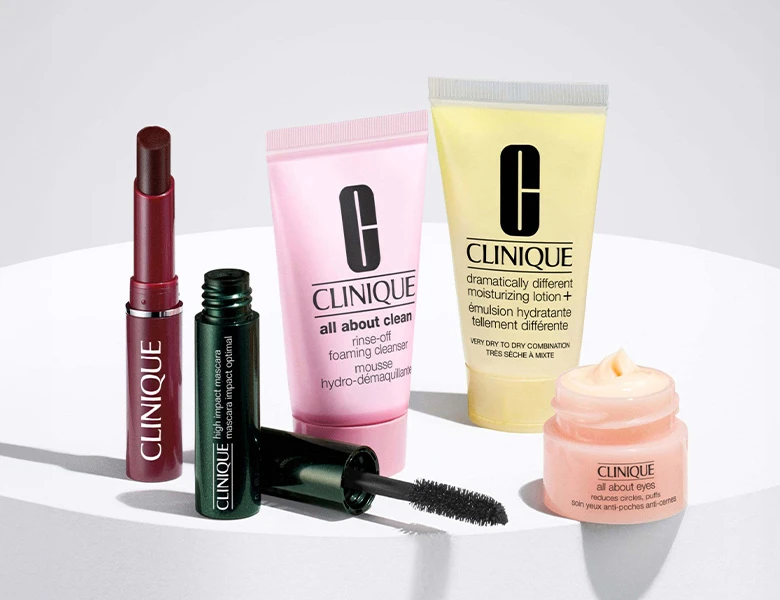 Her ses et billede med miniprodukter fra Clinique placeret mod en lys baggrund. Der ses blandt andet læbeprodukt, mascara, renseprodukt, fugtighedslotion og øjencreme med tekster som “All About Clean”, “Dramatically Different Moisturizing Lotion+” og “All About Eyes”.