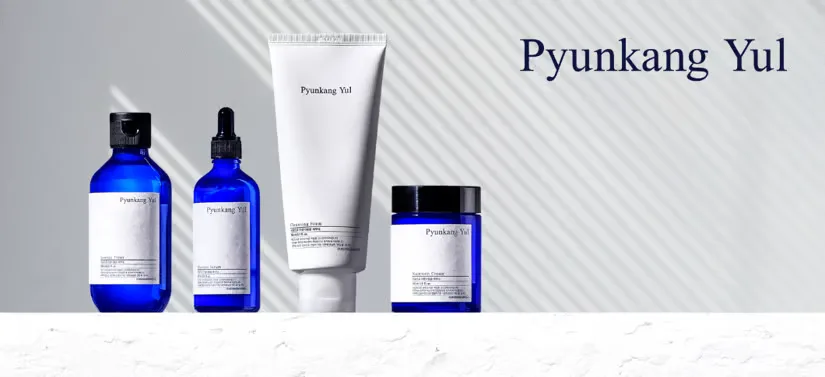 Her ses fire Pyunkang Yul produkter på en grå baggrund. I højre side af billeder er der hvide skrå striber og et logo.