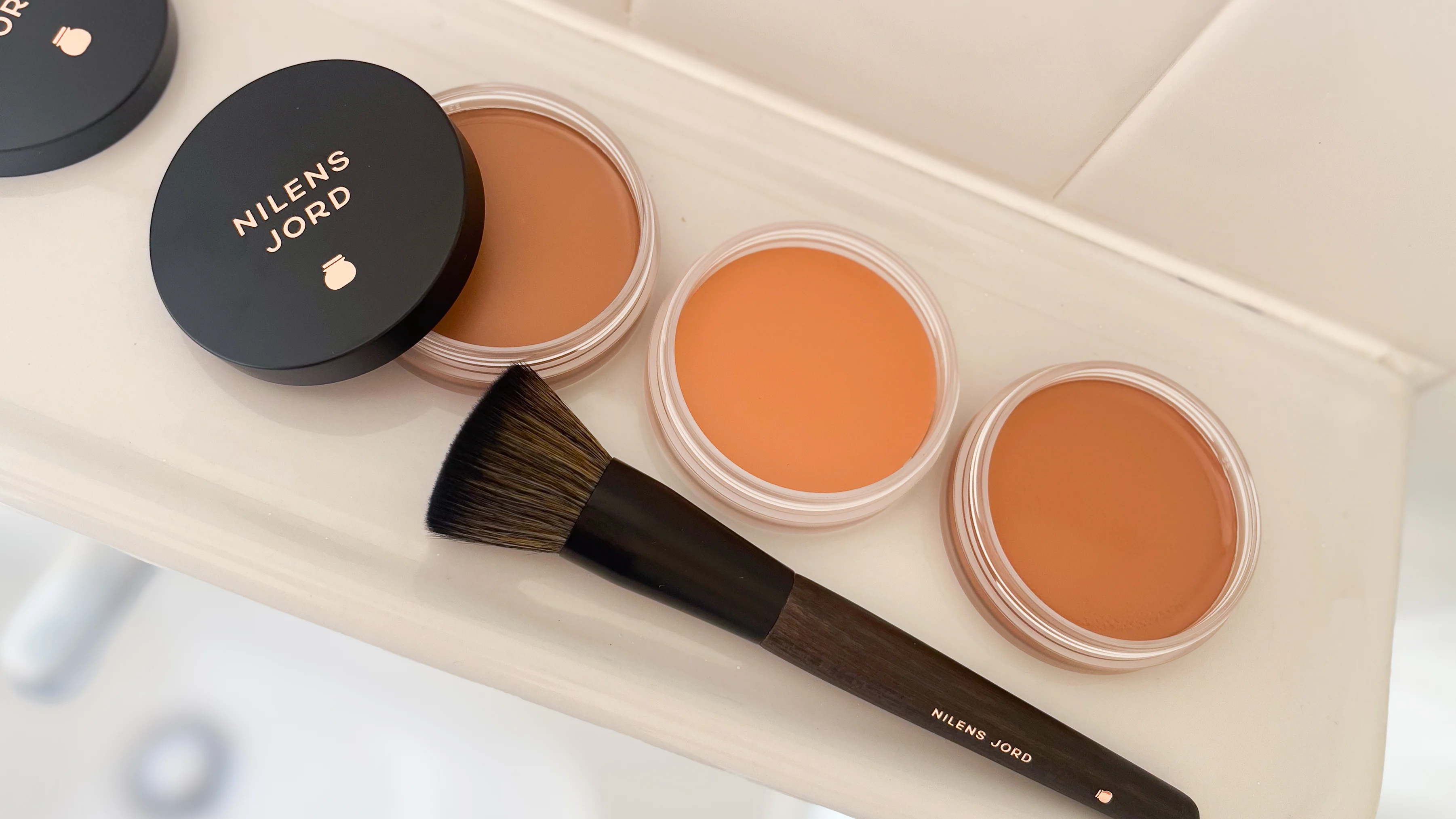 cream bronzers på en hylde