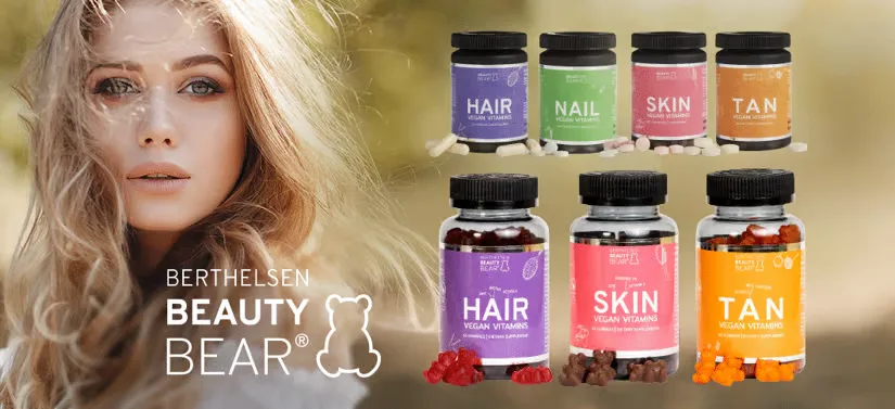Her ses et billede, hvor der til venstre er en kvinde og til højre er der syv Beauty Bear produkter. 
