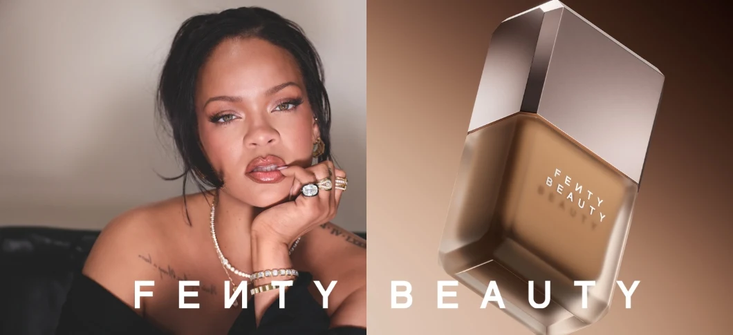 Her ses et kampagnebillede for Fenty Beauty. Til venstre ses en person med makeup og smykker, og til højre ses en Fenty Beauty foundation i en brun nuance med metallisk låg. Nederst står teksten “Fenty Beauty”.