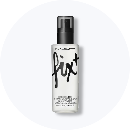 Her ses MAC Fix+ Alcohol-Free Multitasking Setting Spray i en transparent flaske med sort spraypumpe. På emballagen står blandt andet “Fix+” og “Alcohol-Free Multitasking Setting Spray”.