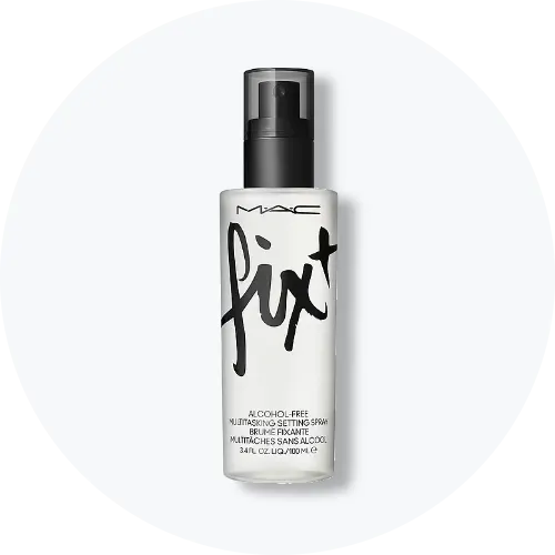 Her ses MAC Fix+ Alcohol-Free Multitasking Setting Spray i en transparent flaske med sort spraypumpe. På emballagen står blandt andet “Fix+” og “Alcohol-Free Multitasking Setting Spray”.