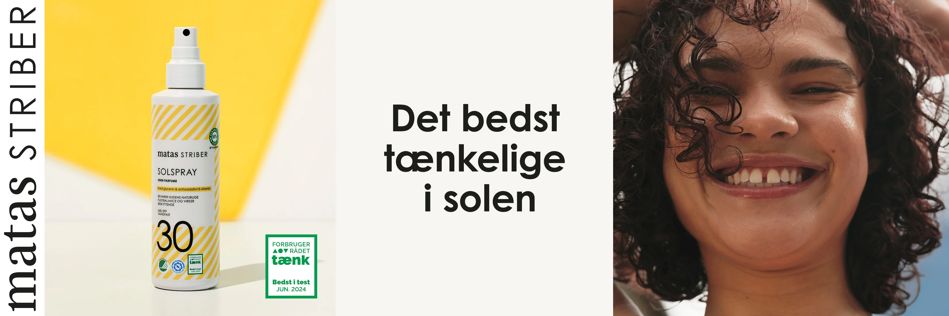 Her ses en smilende person i solen. Til venstre står en flaske Matas Striber Solspray SPF 30 på en hvid overflade foran en gul og hvid baggrund med et grønt "Forbrugerrådet Tænk – Bedst i test JUN. 2024"-mærke. Teksten på billedet er: "Det bedst tænkelige i solen".