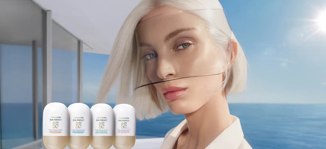 Her ses en kvinde foran havet i sollys sammen med Lancaster solprodukter i lyse flasker.