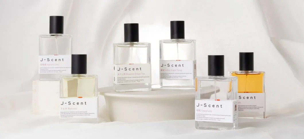 Her ses seks forskellige J-Scent parfumer på en lys baggrund.