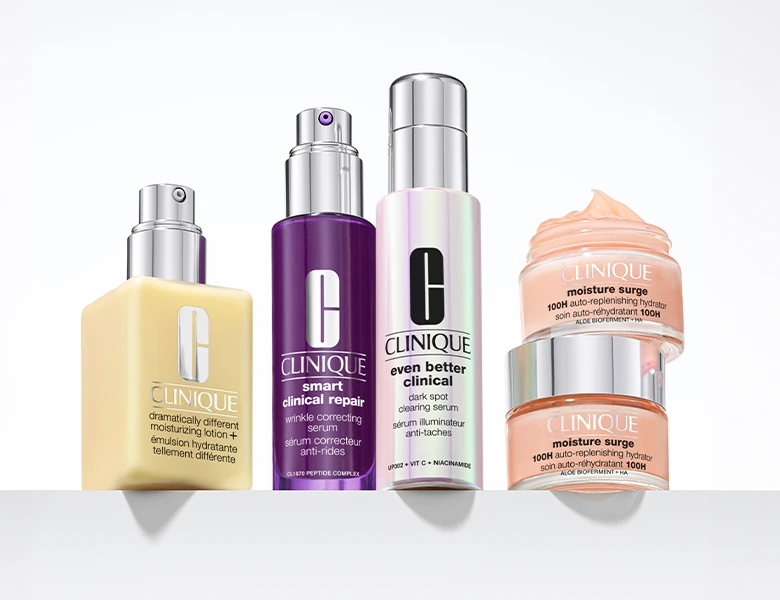 Her ses et billede med hudplejeprodukter fra Clinique placeret mod en lys baggrund. Der ses blandt andet “Dramatically Different Moisturizing Lotion+”, “Smart Clinical Repair”, “Even Better Clinical Dark Spot Clearing Serum” og “Moisture Surge”.