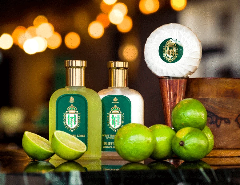 Her ses nogle produkter og en masse limes på noget der ligner en bar.