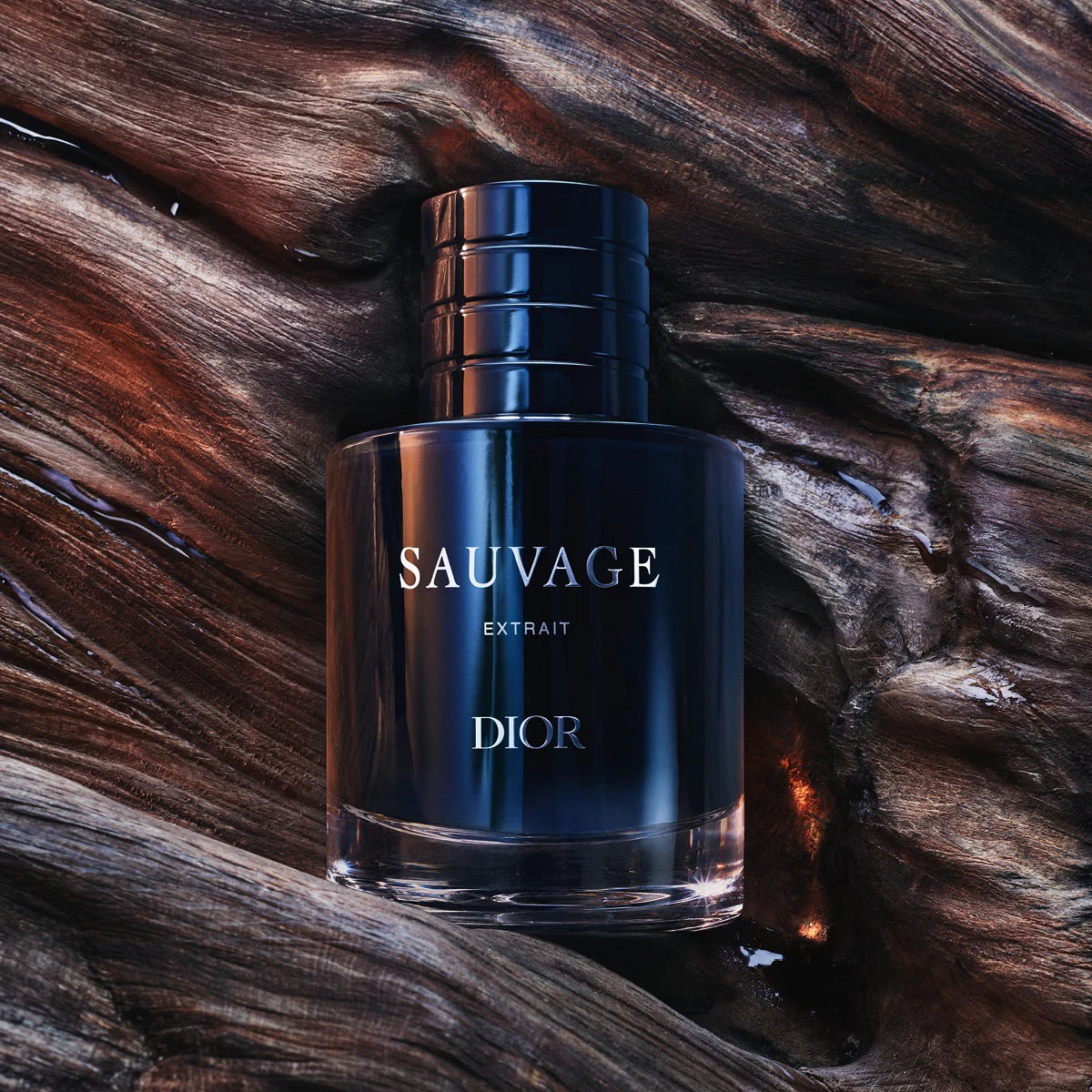 Dior Sauvage Extrait parfumeflaske på mørkt, tekstureret træ.