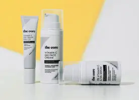 Her ses en hvid og gul baggrund med tre grå og hvide The Core produkter.