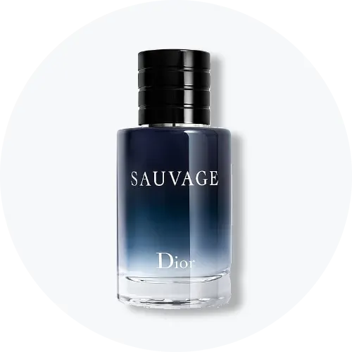 Her ses Dior Sauvage i en mørkeblå parfumeflakon med sort låg. Flakonen har en gradient fra mørkeblå til transparent og teksten “Sauvage Dior” på forsiden. Produktet står centralt mod en lys, rund baggrund.