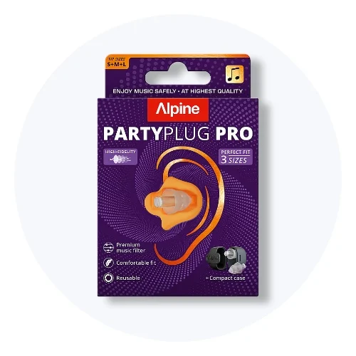 Alpine PartyPlug Pro ørepropper i lilla emballage på lys grå baggrund.