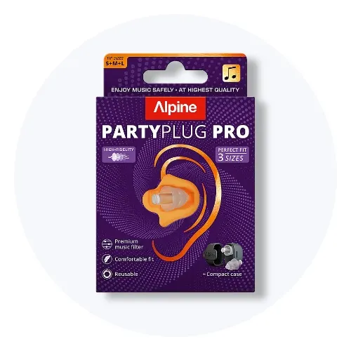 Alpine PartyPlug Pro ørepropper i lilla emballage på lys grå baggrund.