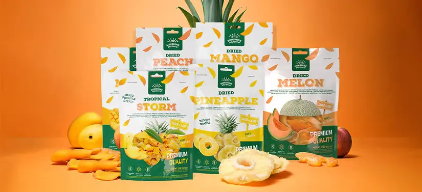 Her ses en orange baggrund medposer af tørret frugt.