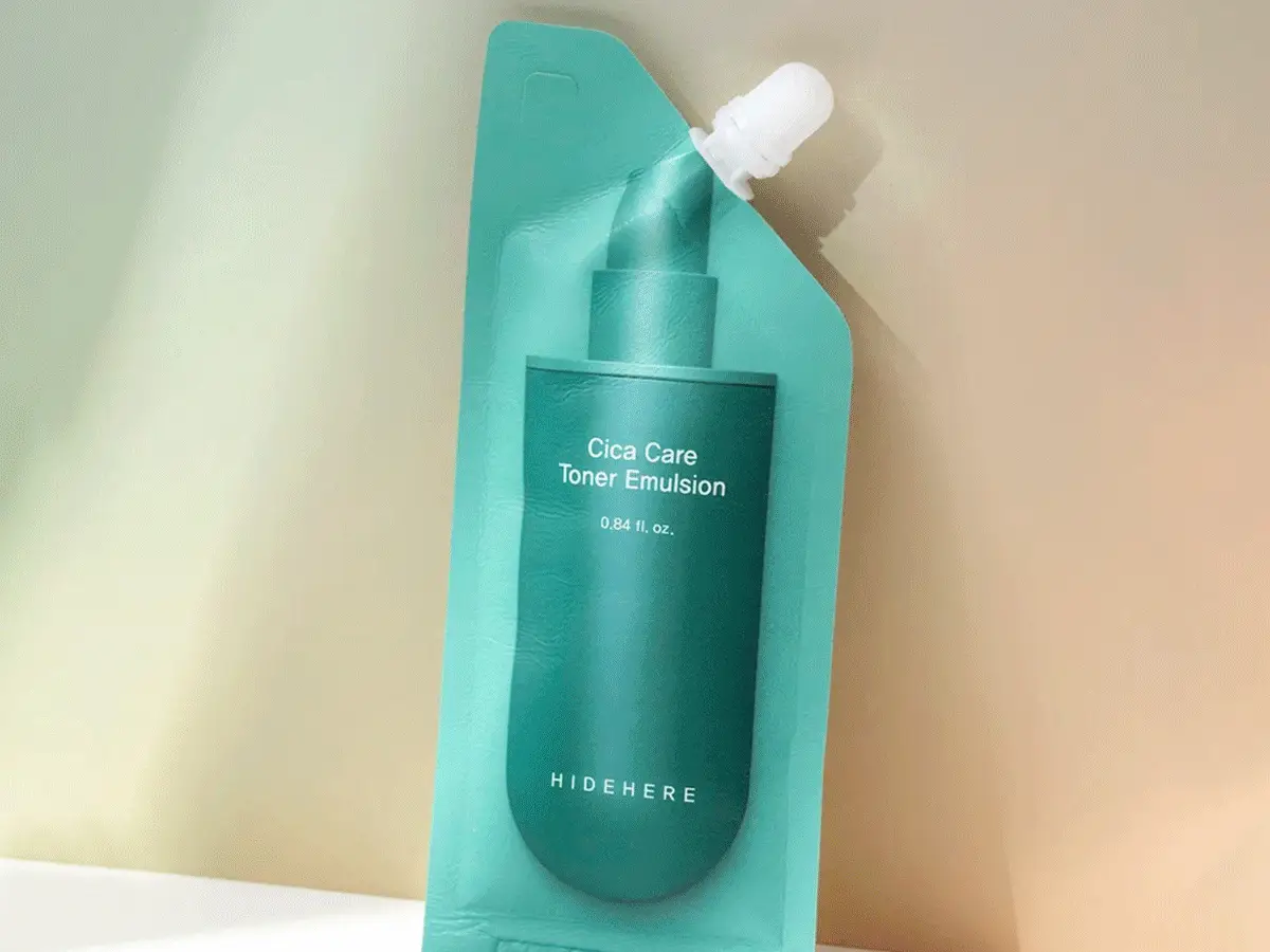 Teal Cica Care Toner Emulsion pose med hvid tud, 0,84 fl. oz., fra HIDEHERE.