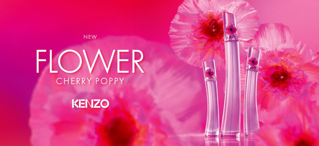 Her ses tre KENZO dufte fra serien "Cherry Poppy" på en pink baggrund med pink valmuer. På venstre side står der "NEW FLOWER CHERRY POPPT" samt et KENZO logo.