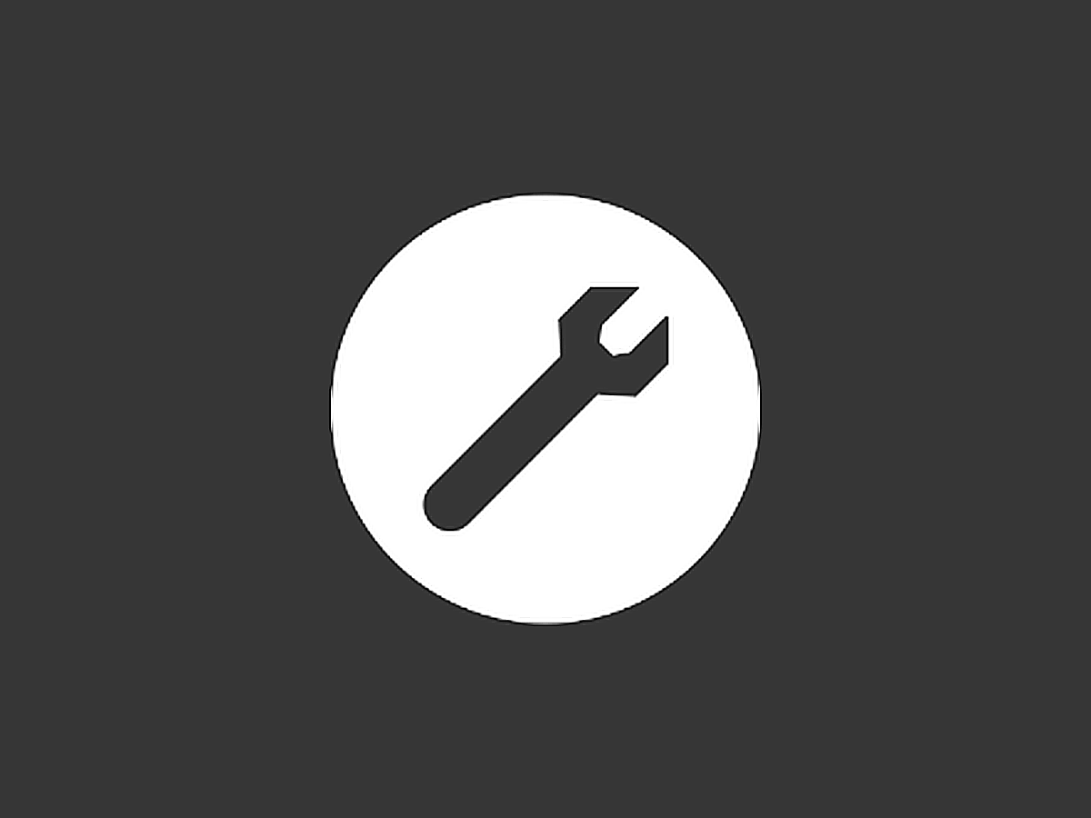Her ses et ikon med en skruenøgle placeret centralt i en hvid cirkel mod en mørkegrå baggrund. Ikonet symboliserer typisk indstillinger, værktøjer eller servicefunktioner.