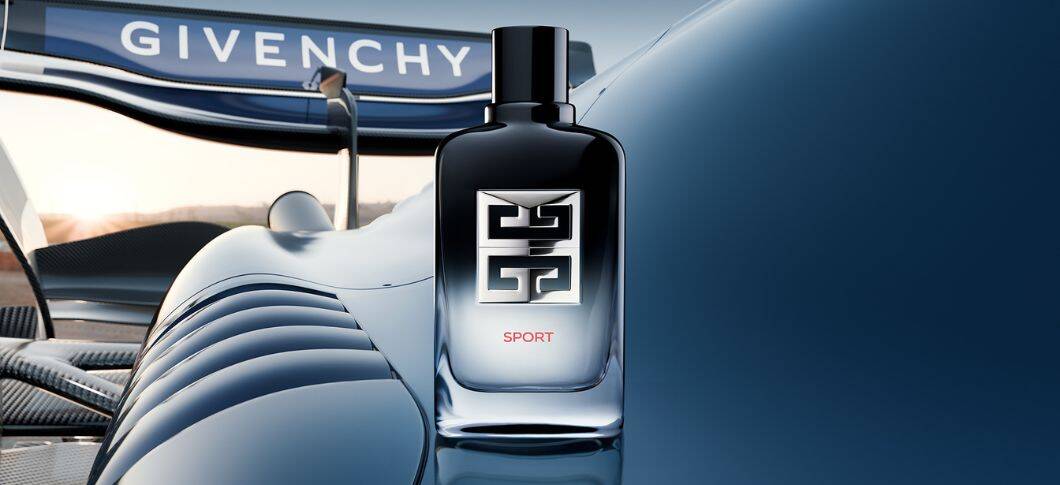 Her ses en Givenchy Gentleman Society Sport stående på en bil i en blållig nuance. I baggrunden står der "GIVENCHY".