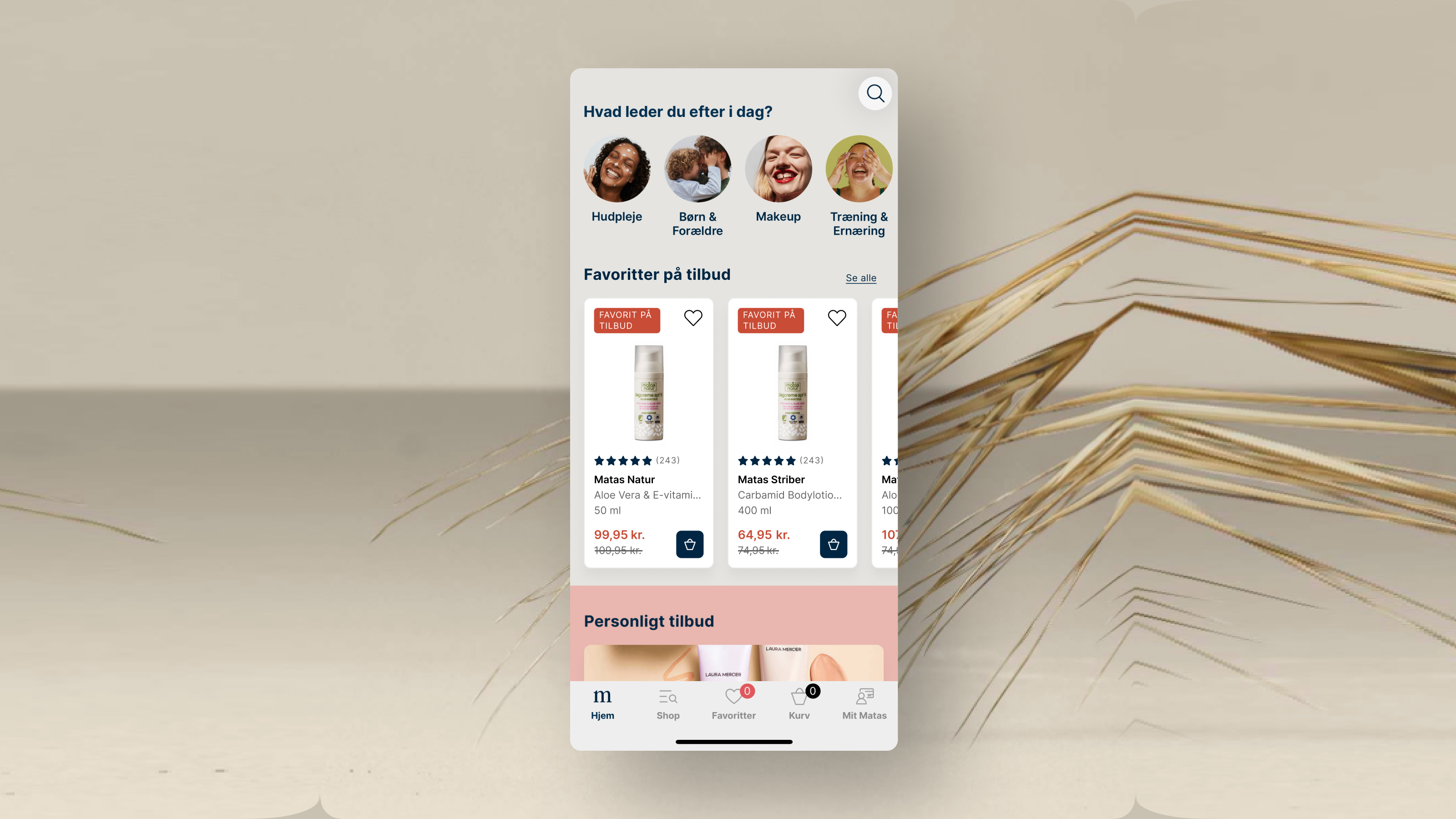 Her ses en mobil, hvor man på skærmen ser favoritter på tilbud på matas-appen. Baggrunden er beige med et halmstrå.