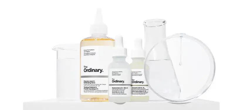 Her ses en hvid baggrund med forskellige produkter, kolber og andre glas.