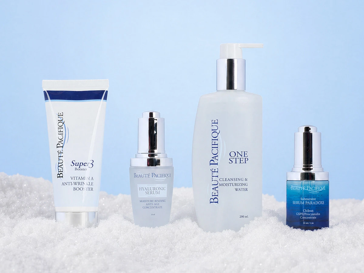 Fire Beauté Pacifique hudplejeprodukter på sne: Super3 Booster, Hyaluronic Serum, One Step rensevand, og Serum Paradoxe.