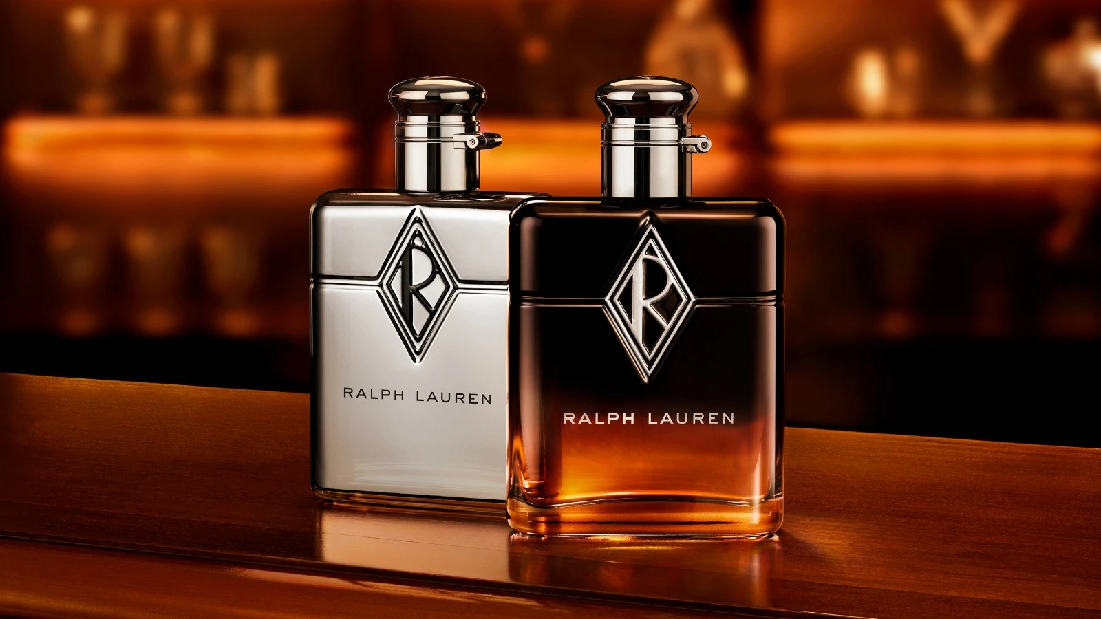 Her ses et billede med to parfumeflakoner fra Ralph Lauren placeret mod en mørk baggrund.