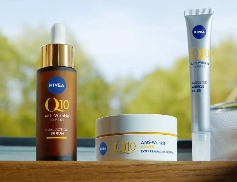 Her ses tre forskellige Nivea produkter på et bord udenfor. 