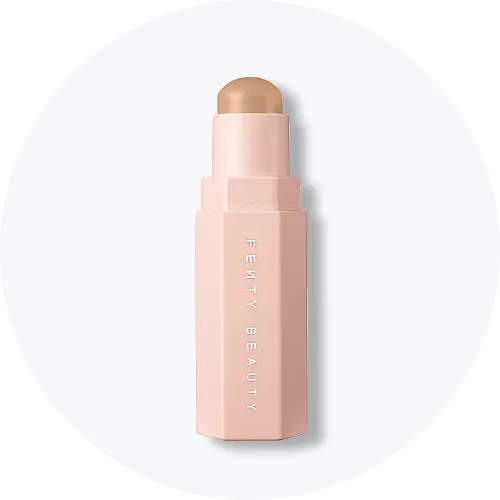 Her ses en Fenty Beauty makeupstick i en lys rosa emballage med en brun nuance. Produktet er åbent, så den afrundede makeupstick ses øverst.