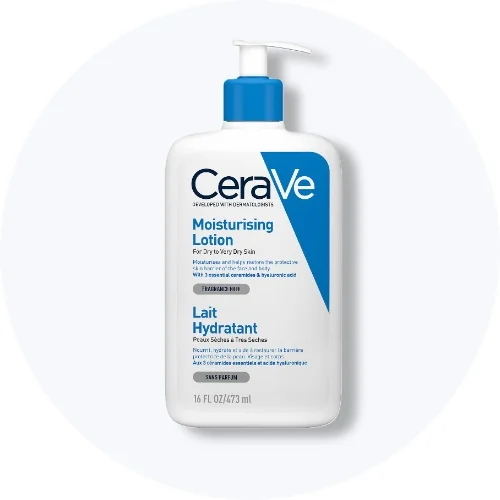 Her ses en CeraVe body lotion i hvid og blå emballage med pumpe på en lys baggrund.