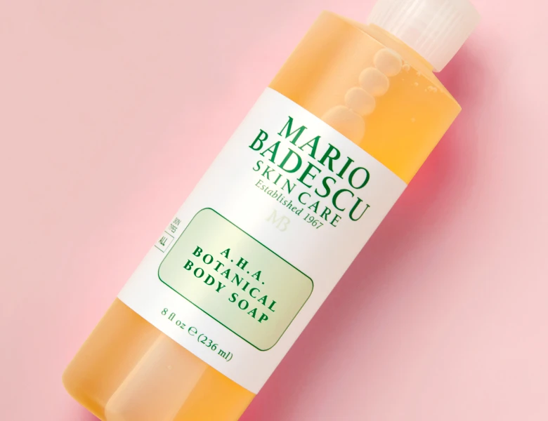 Her ses et lyserødt Mario Badescu produkt i dens eget væske.