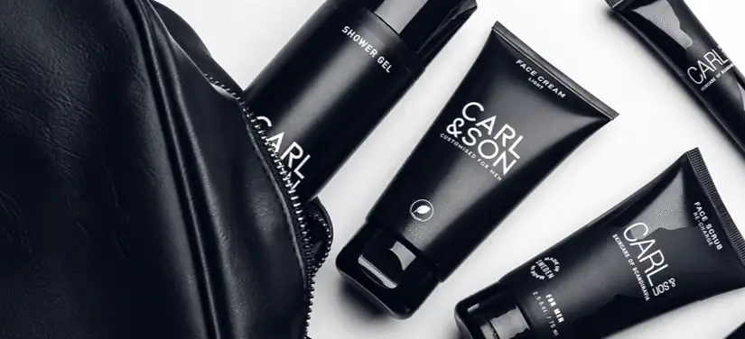 Her ses fire sorte CARL&SON produkter samt en sort toilettaske. Baggrunden er hvid.