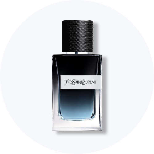 Her ses et billede af en parfumeflakon fra Yves Saint Laurent placeret centralt mod en lys, rund baggrund. Flakonen er i mørkeblå til sort gradient med sort låg og sølvfarvet label med teksten “Yves Saint Laurent”.