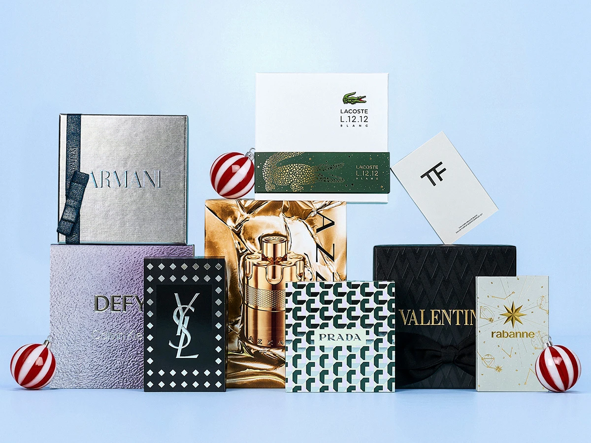 Udvalg af duftgaveæsker fra Armani, Lacoste, Tom Ford, YSL, Prada, Valentino, Rabanne med julekugler.