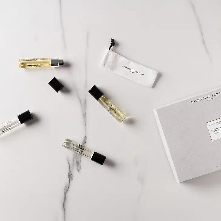 Her ses små parfume samples på en hvid baggrund.