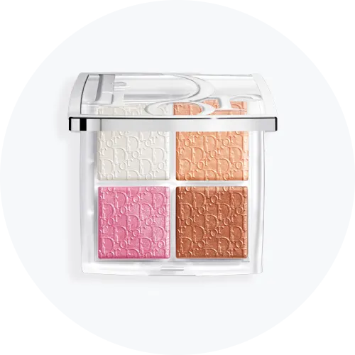 Her ses en Dior Backstage Glow Face Palette med fire nuancer i hvid, fersken, rosa og bronze. Paletten er åben og har et transparent låg med Dior-logo.