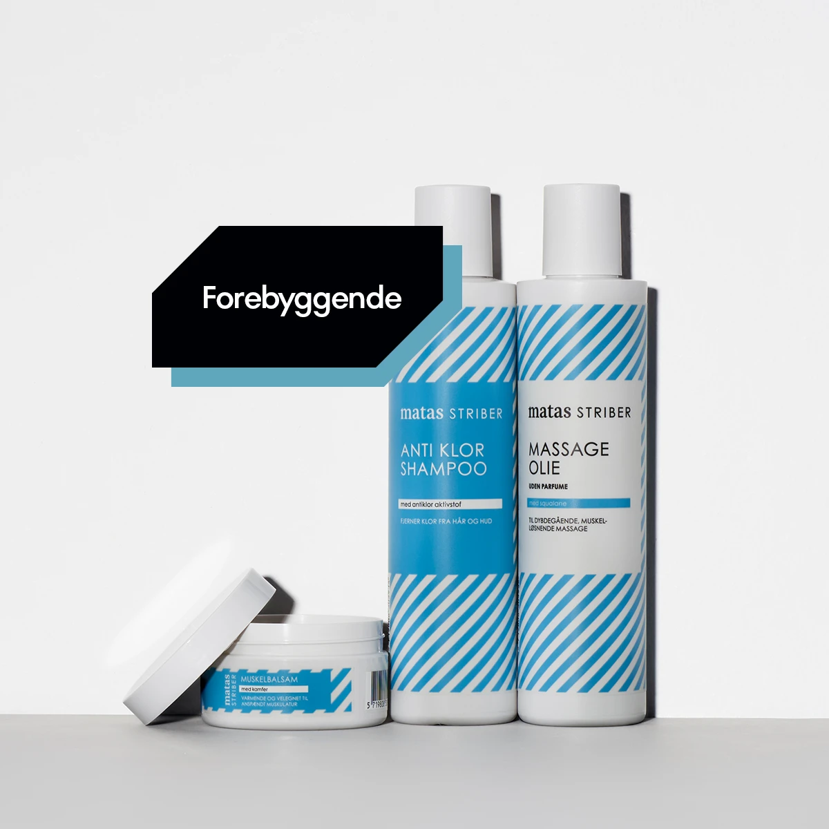 Her ses Matas Striber Anti Klor Shampoo, Massageolie og Muskelbalsam på en hvid baggrund med lyseblå diagonale striber langs kanten. Teksten "Forebyggende" står nederst på billedet.