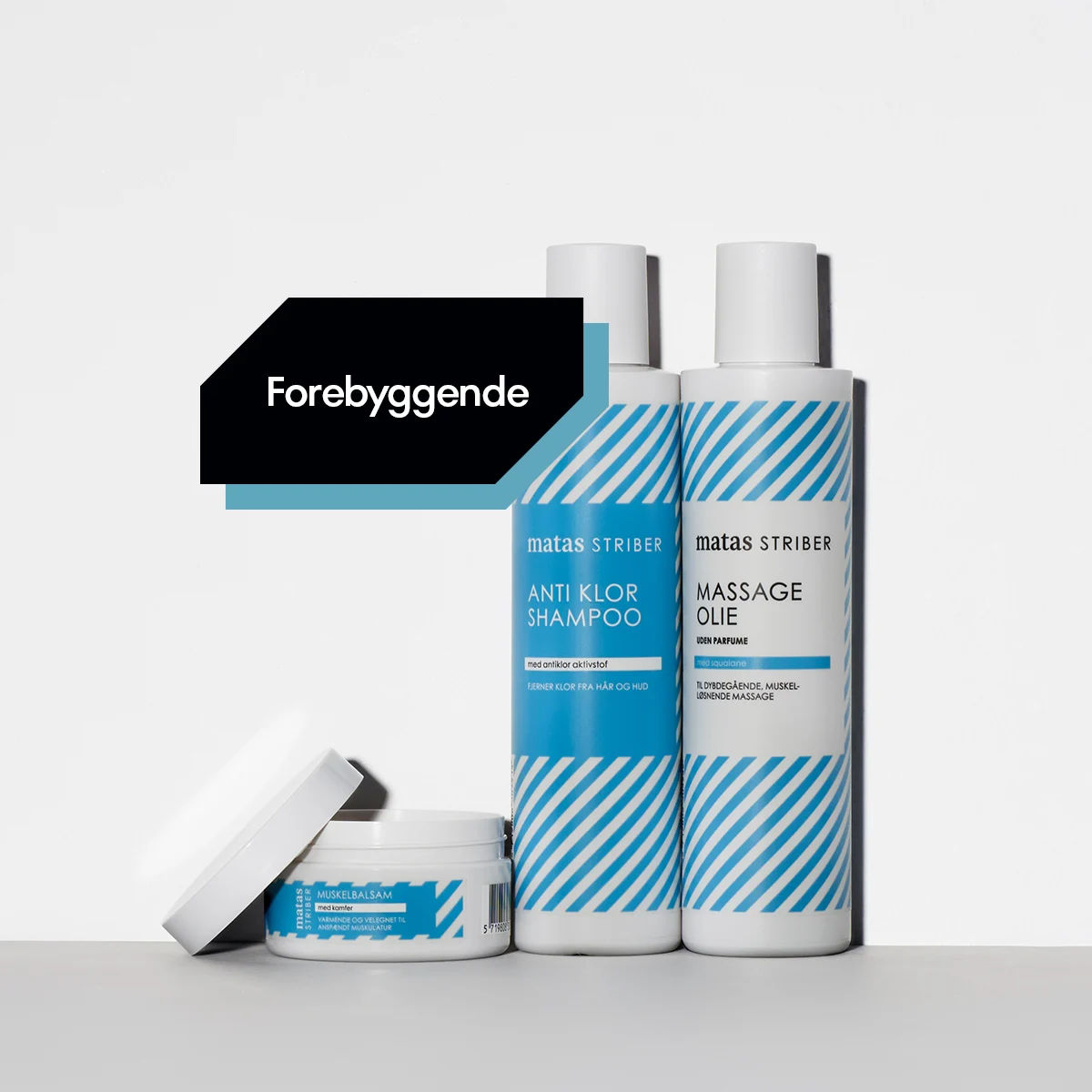 Her ses Matas Striber Anti Klor Shampoo, Massageolie og Muskelbalsam på en hvid baggrund med lyseblå diagonale striber langs kanten. Teksten "Forebyggende" står nederst på billedet.