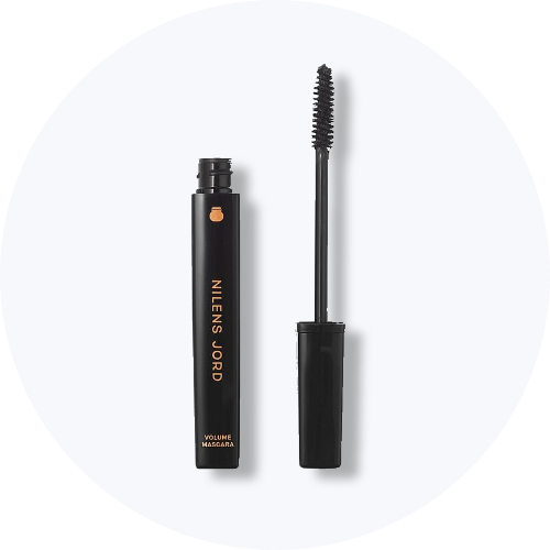 Her ses et billede af en mascara fra Nilens Jord placeret mod en lys baggrund. Produktet vises både lukket og åbent med synlig børste.