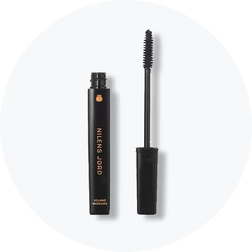 Her ses et billede af en mascara fra Nilens Jord placeret mod en lys baggrund. Produktet vises både lukket og åbent med synlig børste.