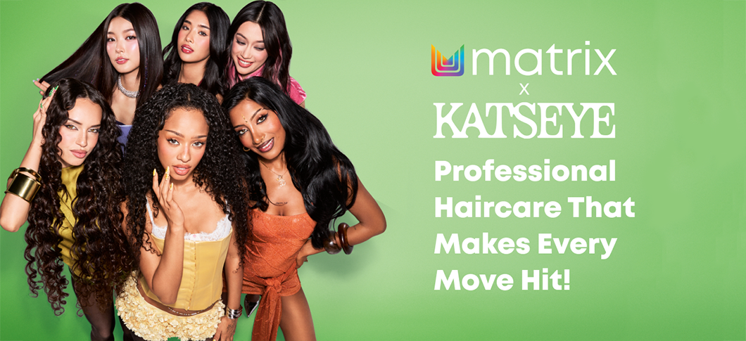 Her ses et billede med flere personer placeret til venstre mod en grøn baggrund. Til højre står teksten “matrix x KATSEYE” samt “Professional Haircare That Makes Every Move Hit!”.