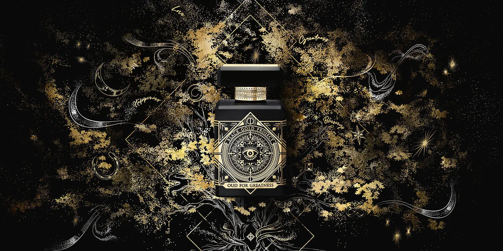 Her ses et billede af en parfumeflakon placeret centralt mod en sort baggrund med gyldne, dekorative mønstre og illustrationer. På flakonen står teksten “BLACK GOLD PROJECT” og “OUD FOR GREATNESS”.