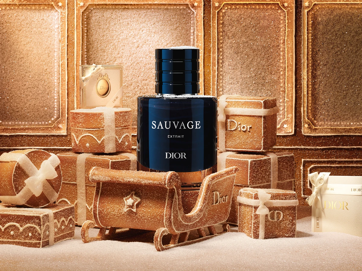 Dior Sauvage Extrait parfume i en festlig udstilling med peberkagegaveæsker og en kane, der alle er pudret med sukker.