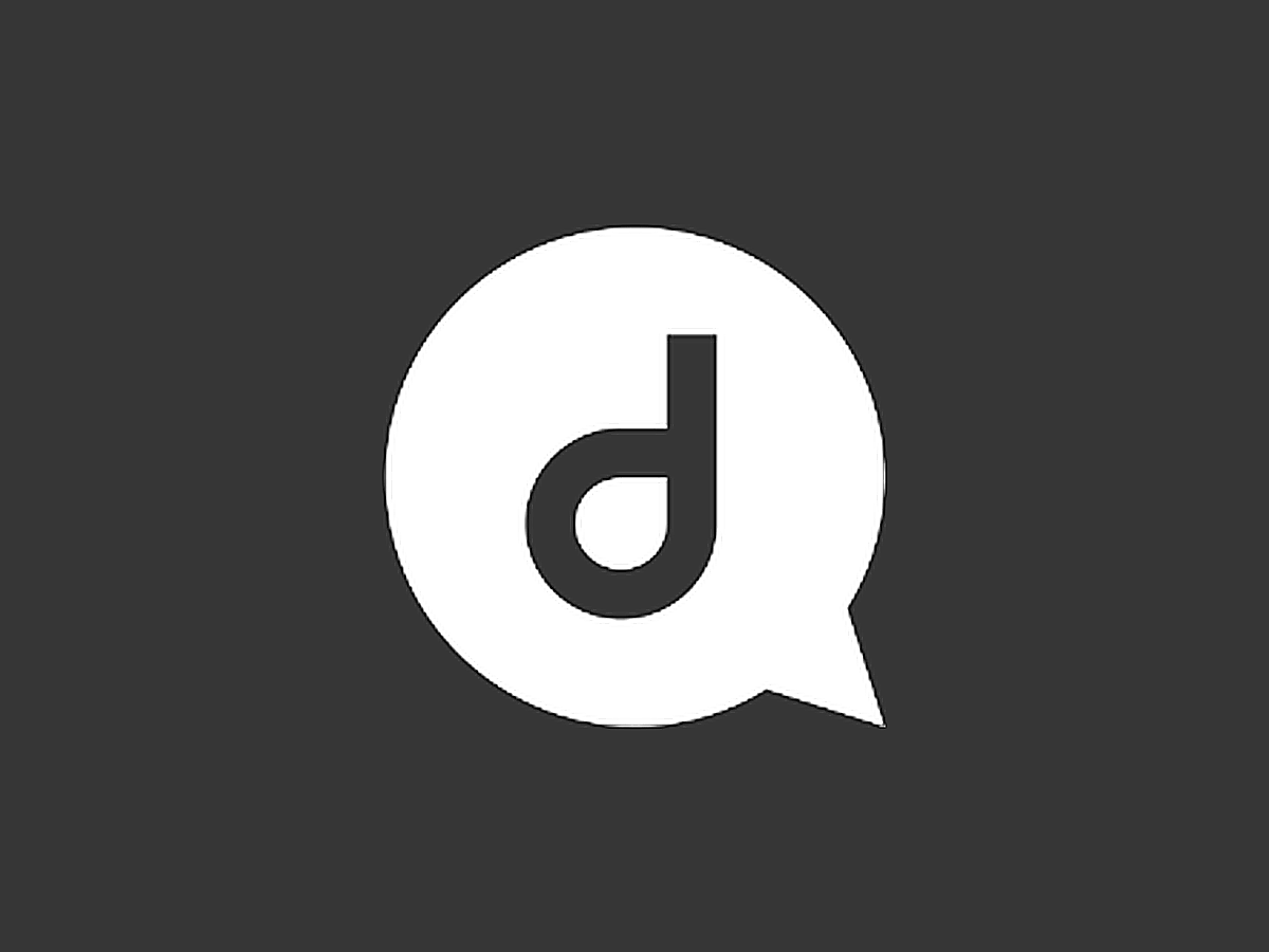Her ses et ikon med et lille “d” placeret i en hvid taleboble mod en mørkegrå baggrund. Ikonet symboliserer typisk support, rådgivning eller kontaktfunktioner relateret til Dyson.