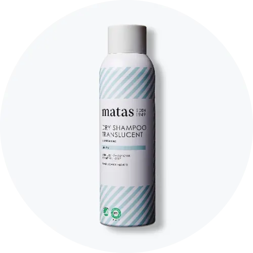 Her ses Matas Striber Dry Shampoo Translucent i en hvid sprayflaske med lyseblå striber og gråt låg.