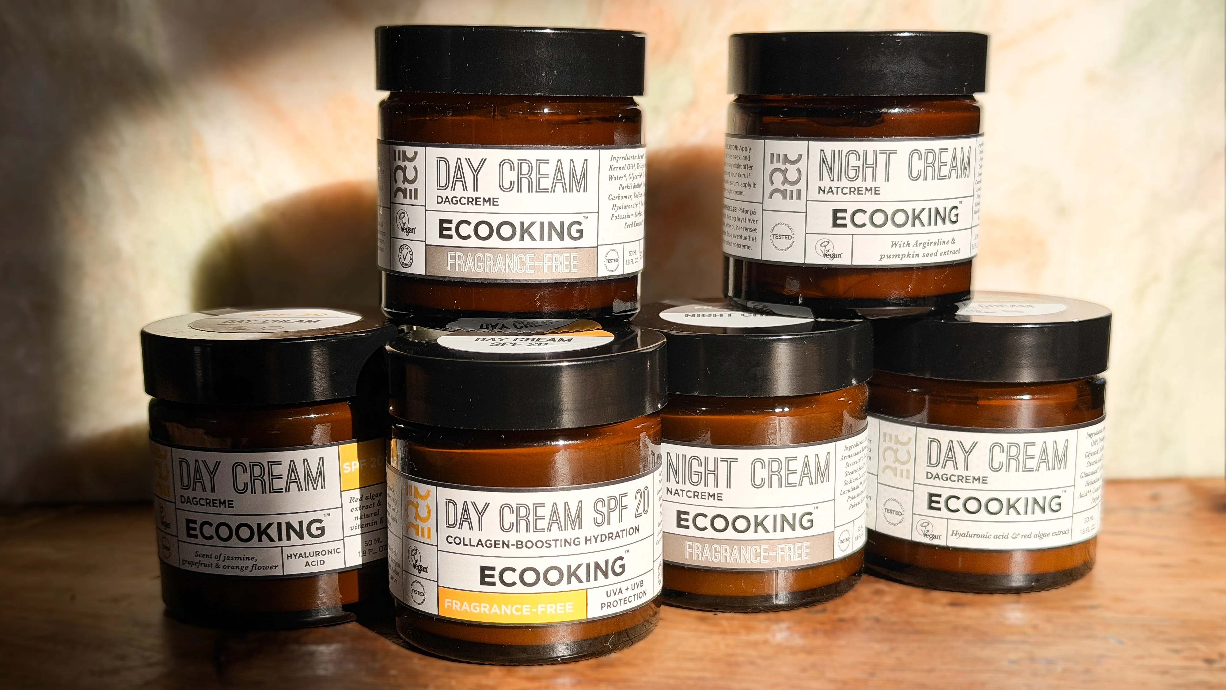 Seks Ecooking hudplejekrukker: Dagcreme, Natcreme og Dagcreme SPF 20, hvoraf mange er parfumefri.