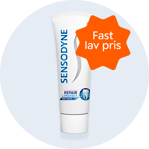 Her ses en hvid tandpastatube fra Sensodyne. Baggrunden er lyseblå.
