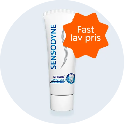 Her ses en hvid tandpastatube fra Sensodyne. Baggrunden er lyseblå.